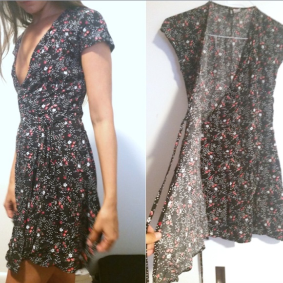 H&M Dresses & Skirts - H&M Floral Wrap Mini Dress Size 4